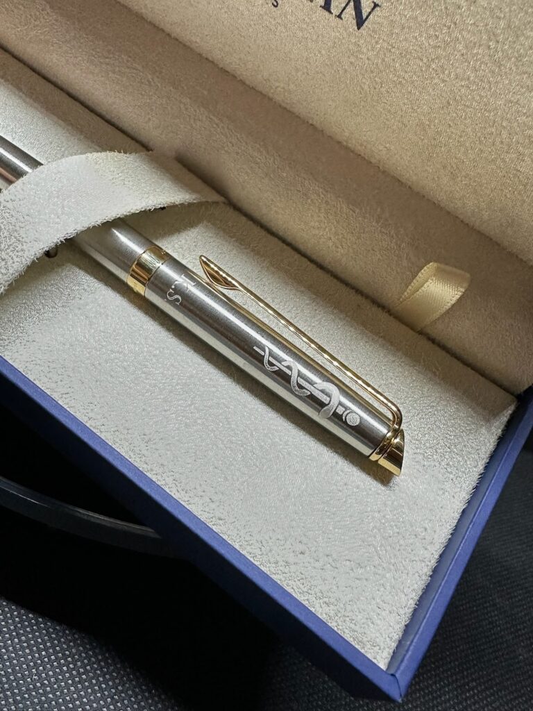 Długopis z wygrawerowanym symbolem i incjałami e eleganckim pudełku